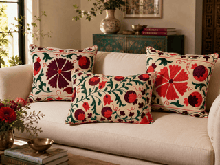 Pourquoi les coussins suzanis sont devenus des pièces incontournables en décoration