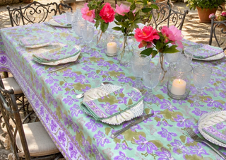 Comment associer une nappe à motifs avec sa vaisselle et ses serviettes de table ?