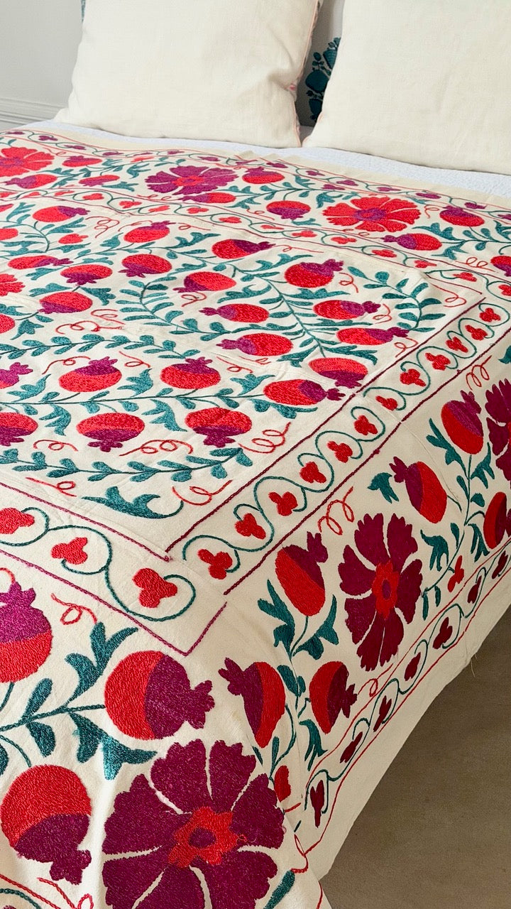 Jeté de lit Suzani Pomegranate